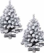 2x stuks besneeuwde kunst kerstbomen op kruispoot 75 cm kunstbomen